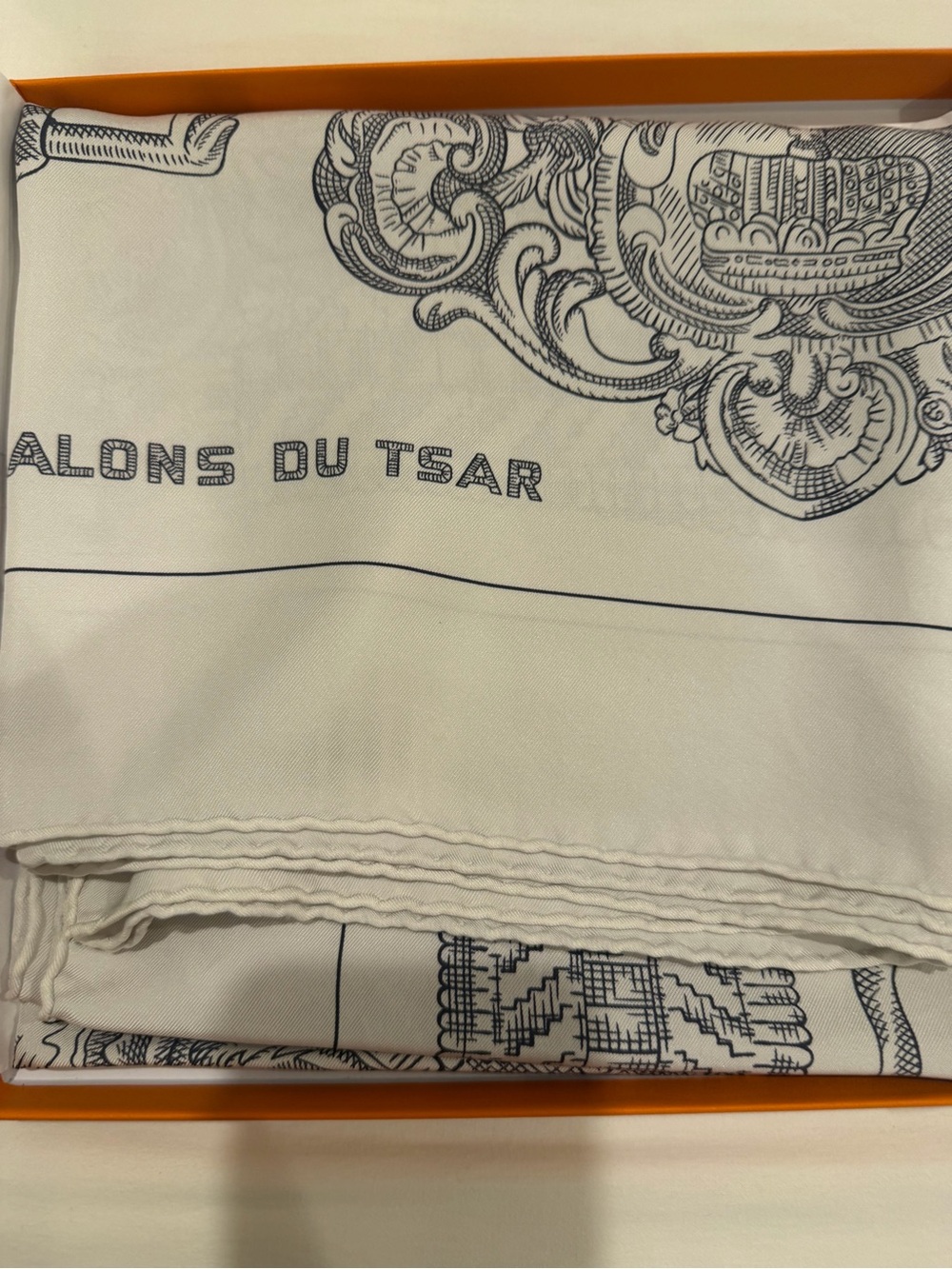 Hermes scarf 90 x 90. Like new - Picture 2 of 7